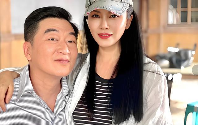 这两位演员原来是夫妻？因戏生情恩爱20年，19岁女儿只挑优点长