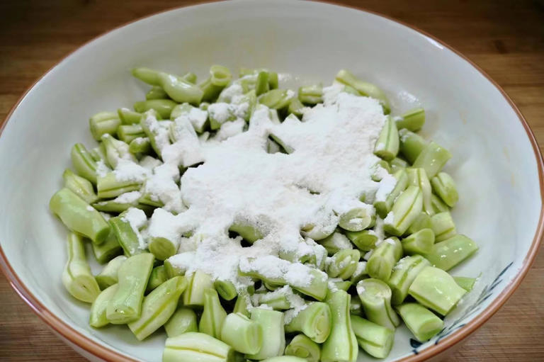 夏天，碰到这菜别手软，简单一蒸，营养解馋又消暑，常吃脾胃好！