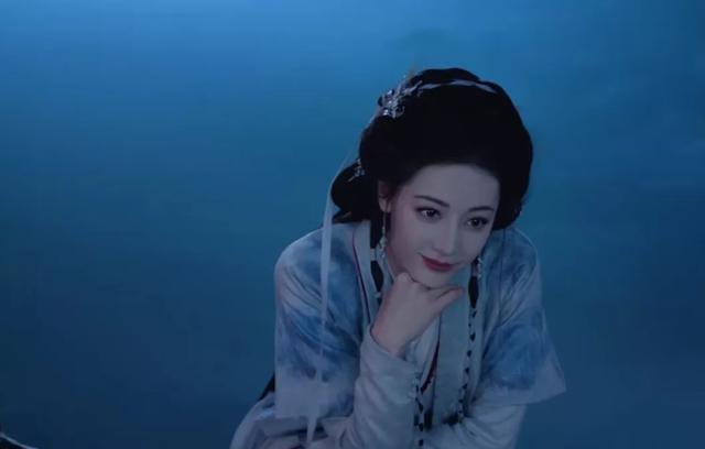 33岁迪丽热巴再破天花板，这一次她让内娱都“沉默”！