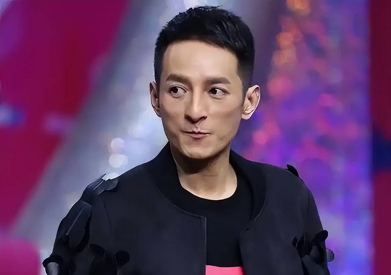 知名主持人分手富婆,遭行业封杀,复出后引观众吐槽