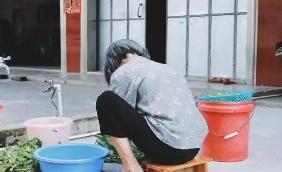 70岁后还猛运动，医生急劝停，王大爷却不信险出事