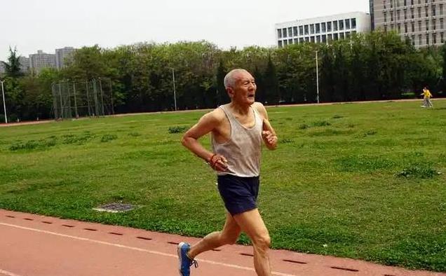 70岁后还猛运动，医生急劝停，王大爷却不信险出事