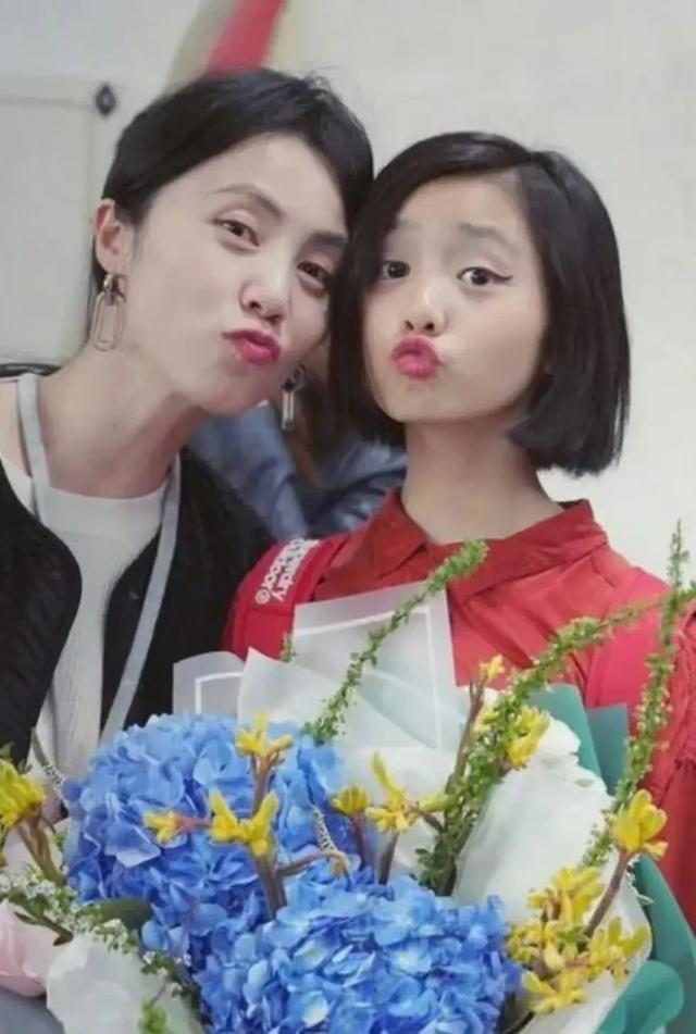 黄磊女儿19岁黄多多阿那亚穿露背装！母女同框谁更抢镜？