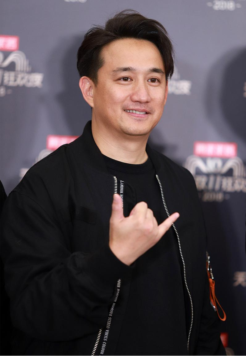 黄磊女儿19岁黄多多阿那亚穿露背装！母女同框谁更抢镜？