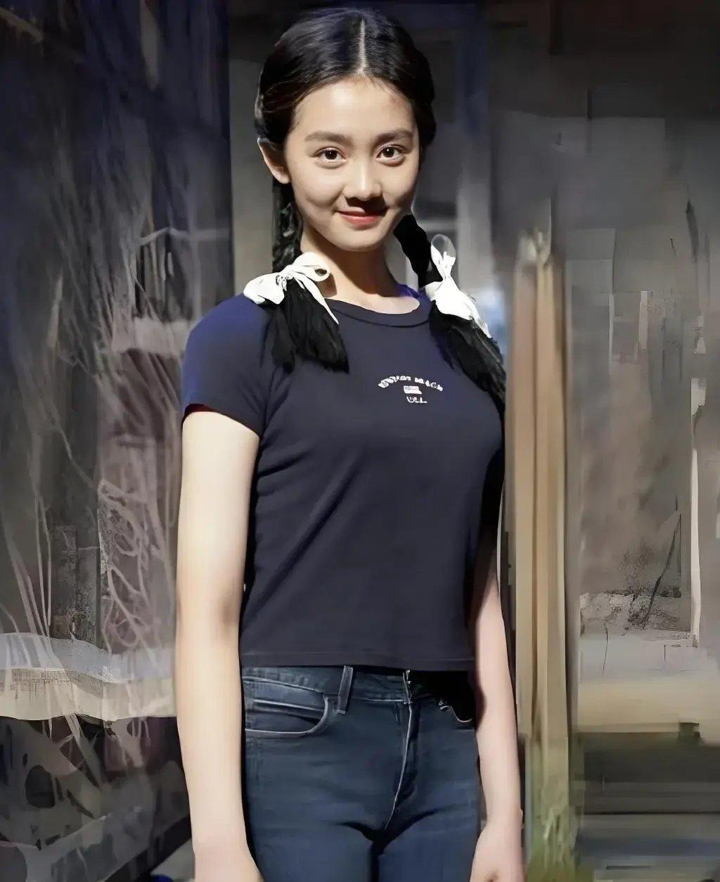 黄磊女儿19岁黄多多阿那亚穿露背装！母女同框谁更抢镜？