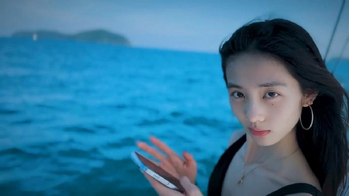 海风吹拂的阿那亚戏剧节现场，孙莉灰T恤配背带裤的打扮，被女儿黄多多的白色深V露背裙衬得格外休闲。 眼尖的网友把两人同框照放大三遍，愣是从口罩轮廓里认出了这位星二代——19岁的黄多多就这样顶着丸子头，把整个后背交给了六月的海风。  记忆里那