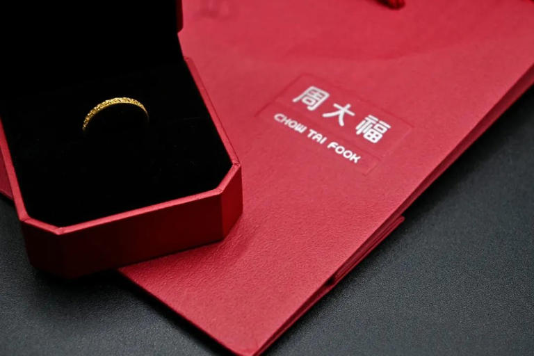 一度陷入关店风波的周大福，市值在最近半年大涨了超600亿港元。这背后，周大福正积极瘦身，并发力“一口价”等高毛利产品，吸引高端客户。   前有“资本新秀”老铺黄金募资26.98亿港元，用于核心业务发展；后有“珠宝界老大”周大福筹集88