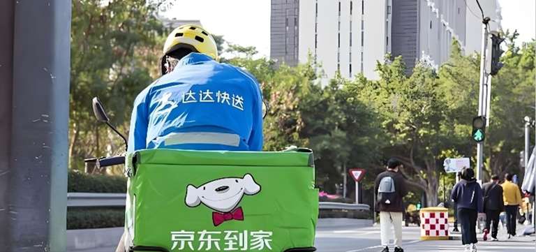 刘强东终于承认，京东要调转方向了。 前段时间，京东开启外卖狂补模式，库迪等品牌咖啡、茶饮的走量单品，甚至跌到了1.68到3.98之间。 但细心的朋友应该会发现，最近的补贴在减少。  原因是什么呢？ 刘强东的说法是： “京东外卖很