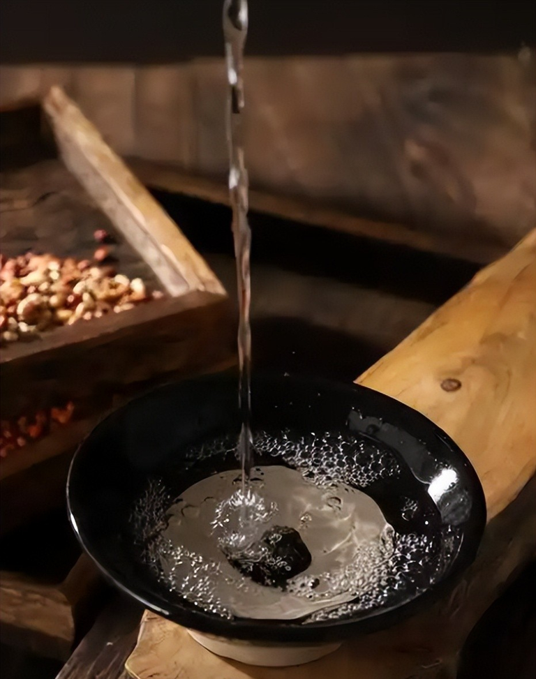 央视曝光知名国酒，纯酒精兑水，年份包装全造假，成本4元卖150