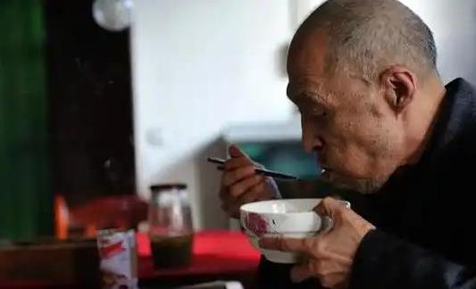 70岁后还猛运动，医生急劝停，王大爷却不信险出事