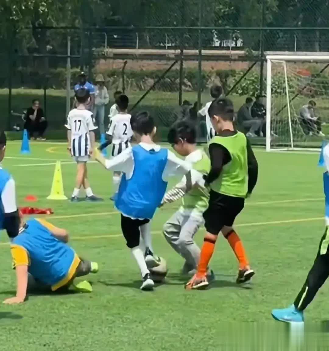 秋瓷炫儿子7岁踢球成全场焦点，基因强身高有望破190