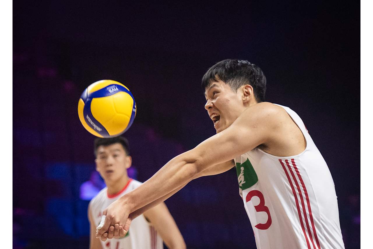 中国男排挨骂了！世联赛惜败美国 主帅愤怒：我们把胜利拱手让出