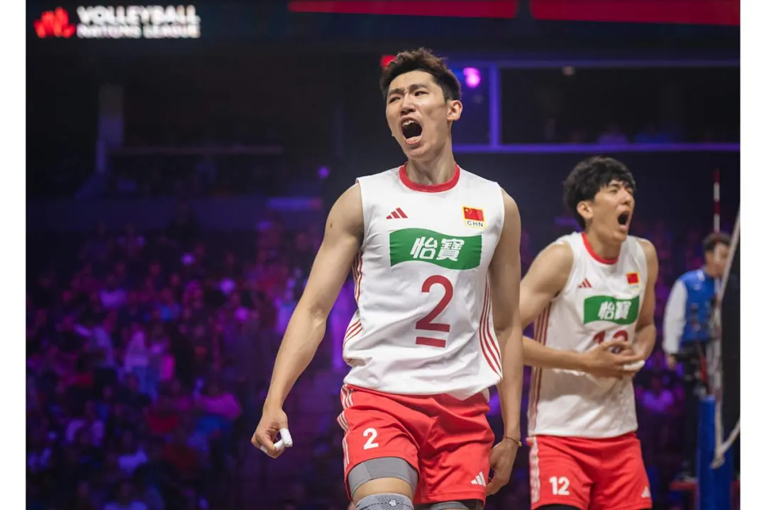 中国男排挨骂了！世联赛惜败美国 主帅愤怒：我们把胜利拱手让出