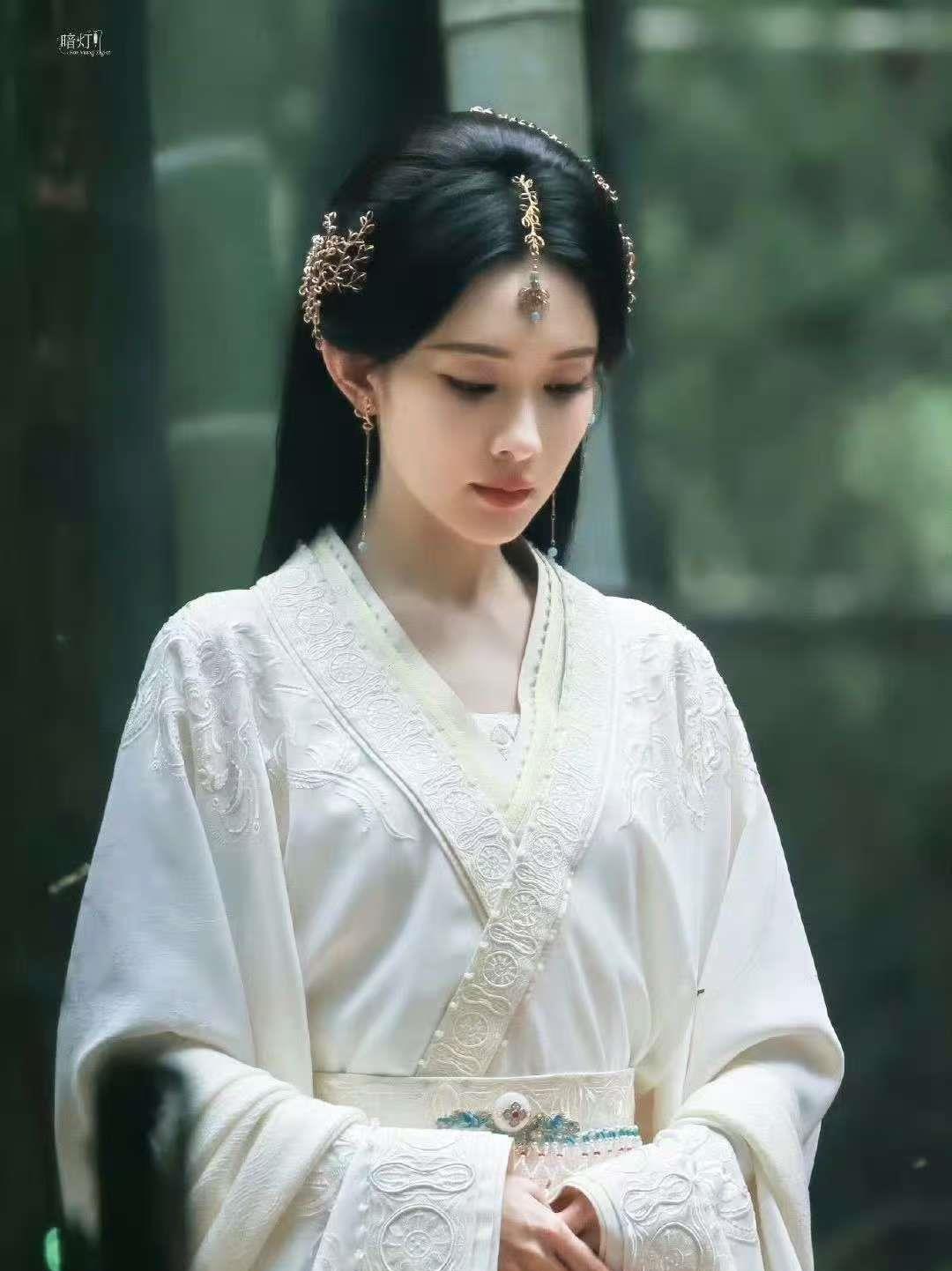 从全网黑到万人迷，出道十年后，如今的她强势升咖开启女主大满贯