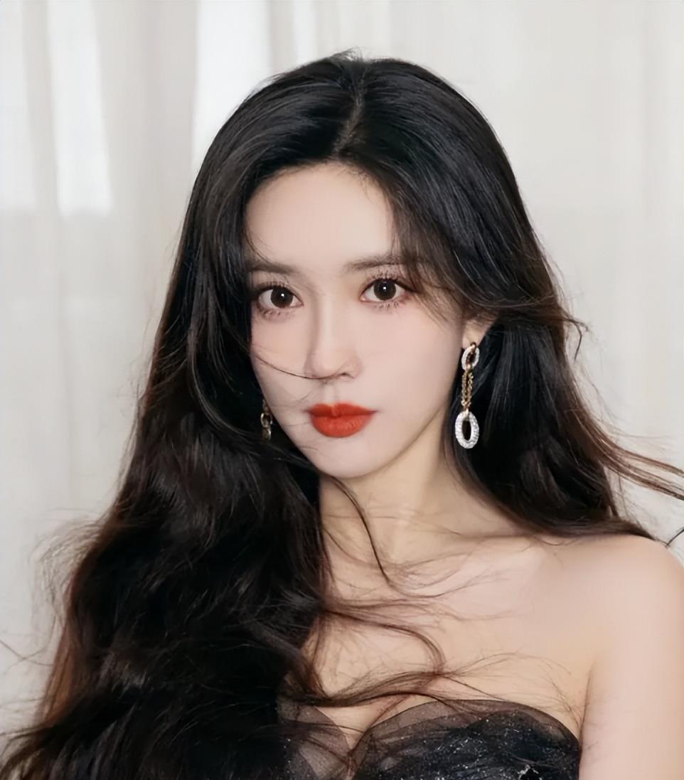 从全网黑到万人迷，出道十年后，如今的她强势升咖开启女主大满贯