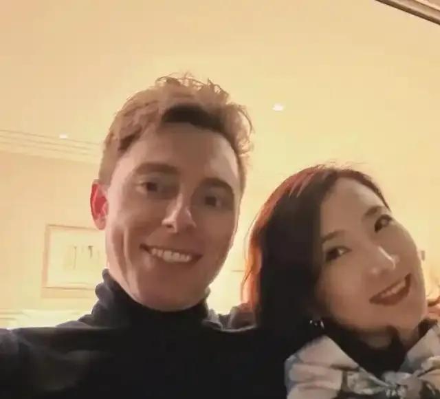 陈赫前妻许婧在意大利买宅子，民宿开到美洲，外国帅老公替她看店