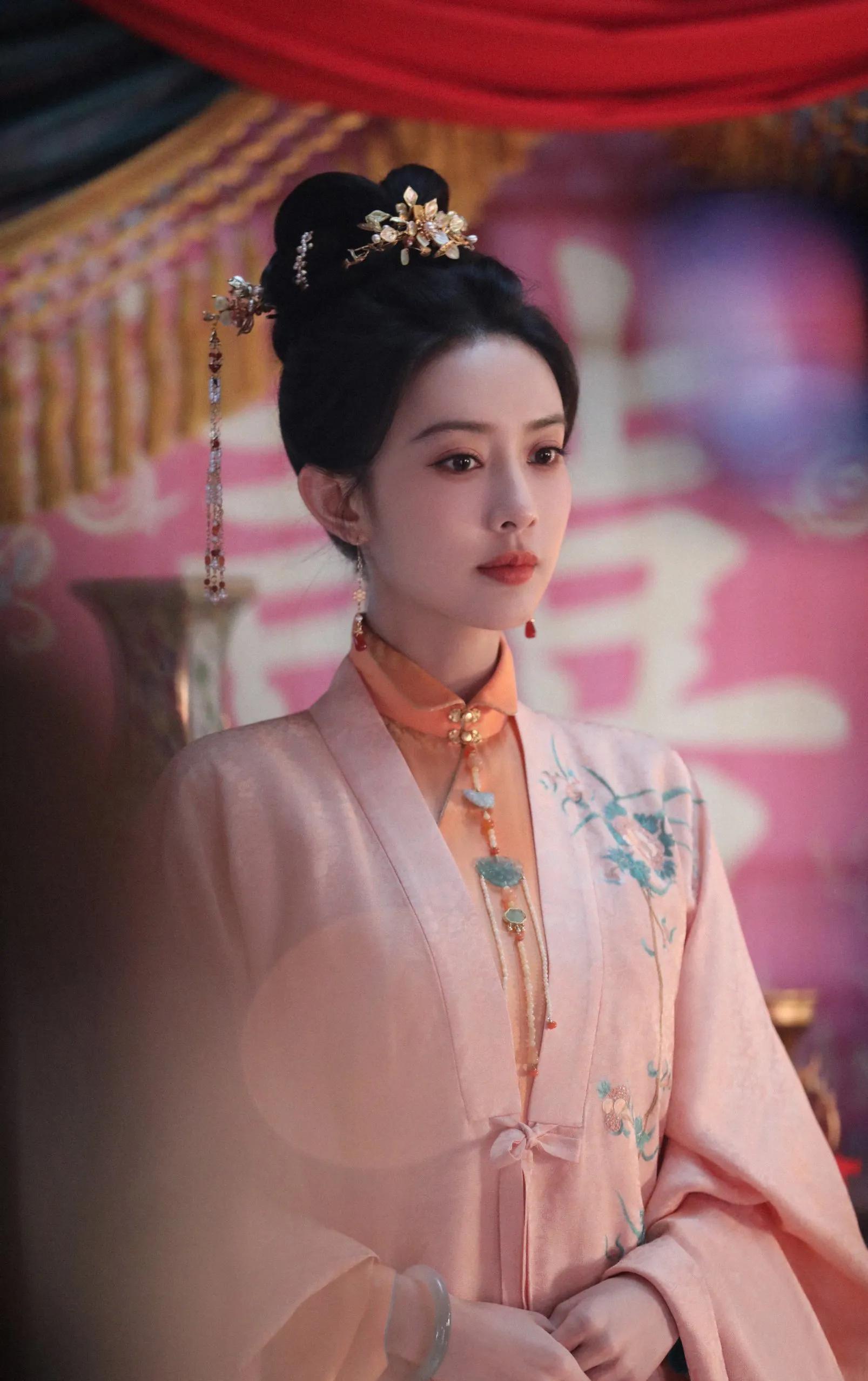 从全网黑到万人迷，出道十年后，如今的她强势升咖开启女主大满贯