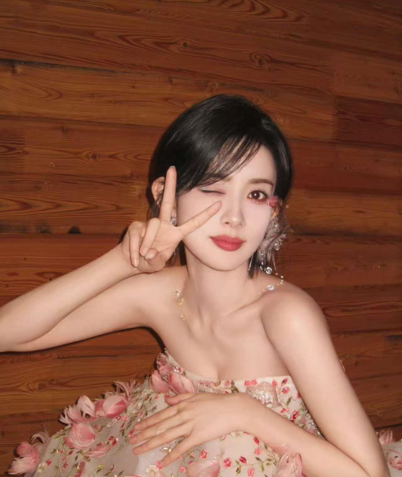 从全网黑到万人迷，出道十年后，如今的她强势升咖开启女主大满贯