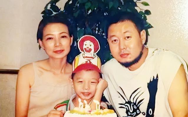 甜歌女神事业顶峰选爱情，却两次被辜负，儿子霍尊一夜回到原点