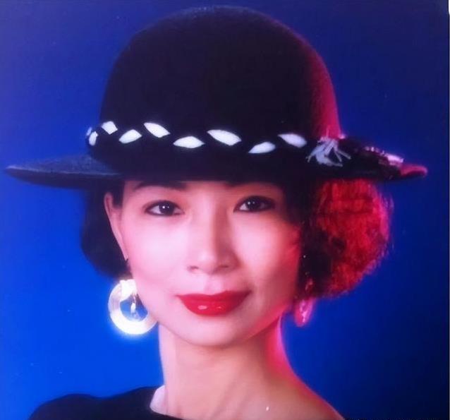 甜歌女神事业顶峰选爱情，却两次被辜负，儿子霍尊一夜回到原点