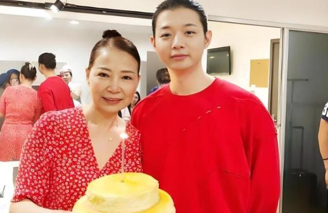 甜歌女神事业顶峰选爱情，却两次被辜负，儿子霍尊一夜回到原点