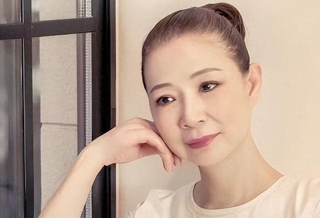 甜歌女神事业顶峰选爱情，却两次被辜负，儿子霍尊一夜回到原点