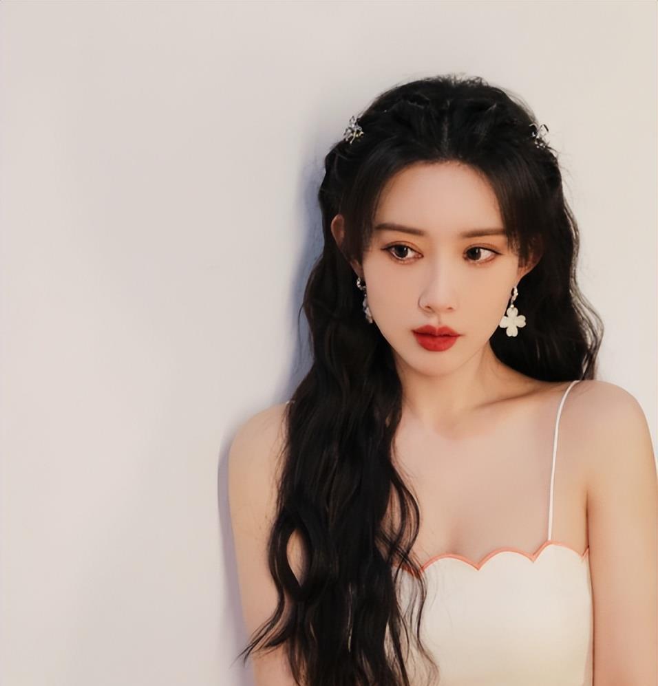 从全网黑到万人迷，出道十年后，如今的她强势升咖开启女主大满贯