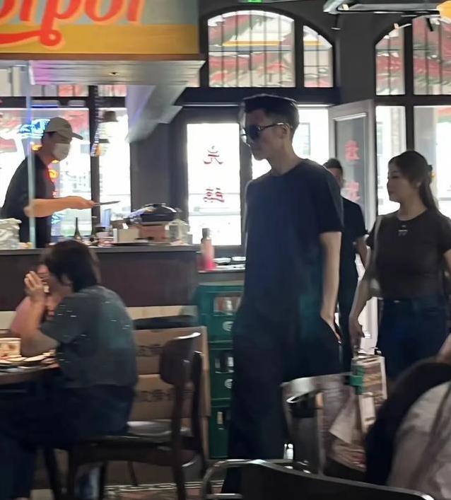 谢霆锋豪车现身长沙街头，吃鸡煲气场全开，粉丝拍到手抖！