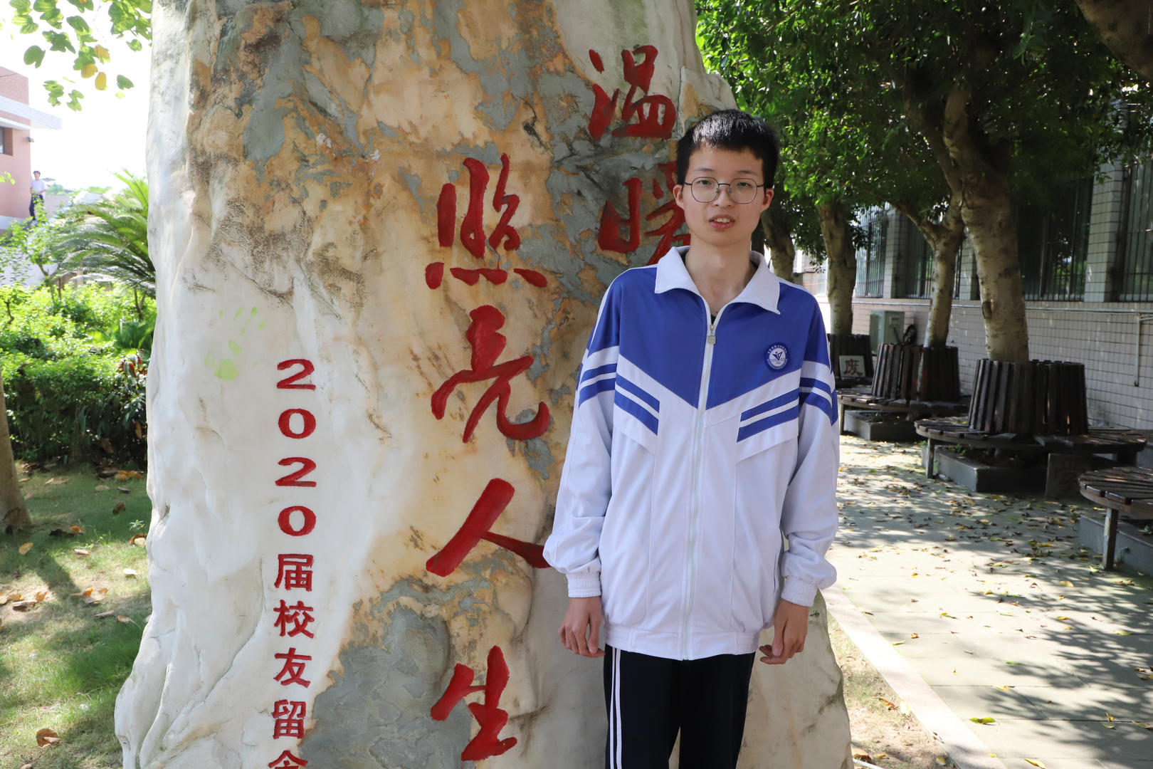 自贡“玻璃男孩”殷悦翔获高考物理类560分：别说读书太苦，那是我看世界的路