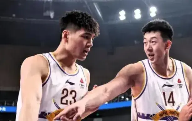3将离队！张庆鹏上任霸气调整，陈国豪获续约，外线瞄准3大王牌！