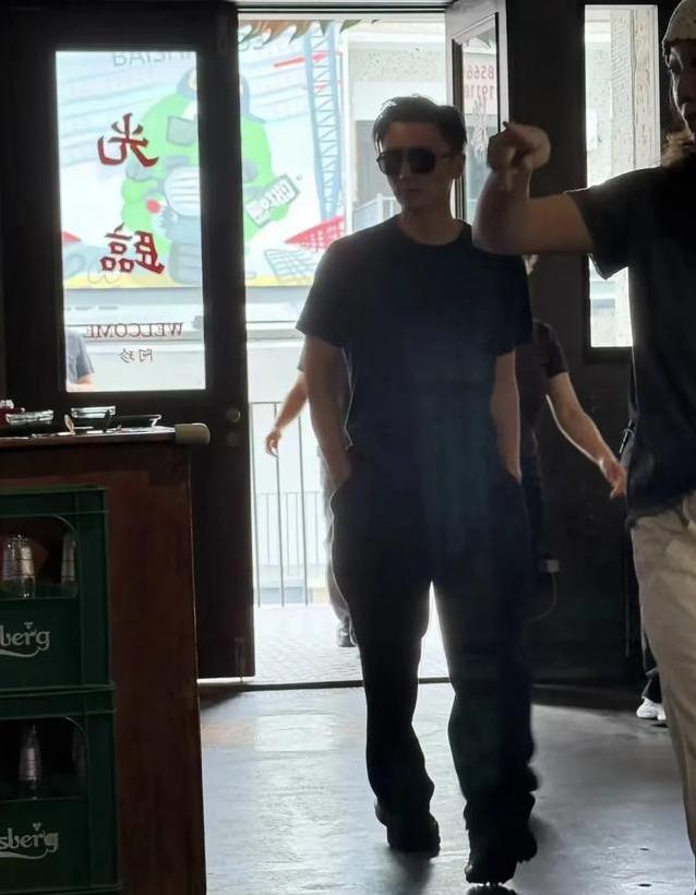 谢霆锋豪车现身长沙街头，吃鸡煲气场全开，粉丝拍到手抖！