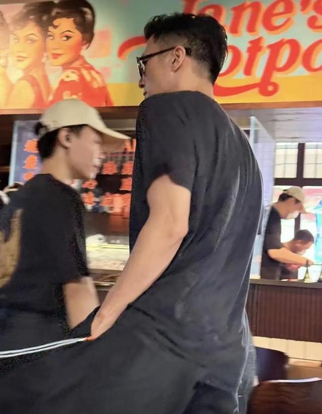 谢霆锋豪车现身长沙街头，吃鸡煲气场全开，粉丝拍到手抖！