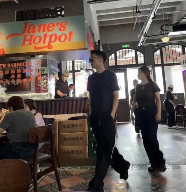 谢霆锋豪车现身长沙街头，吃鸡煲气场全开，粉丝拍到手抖！