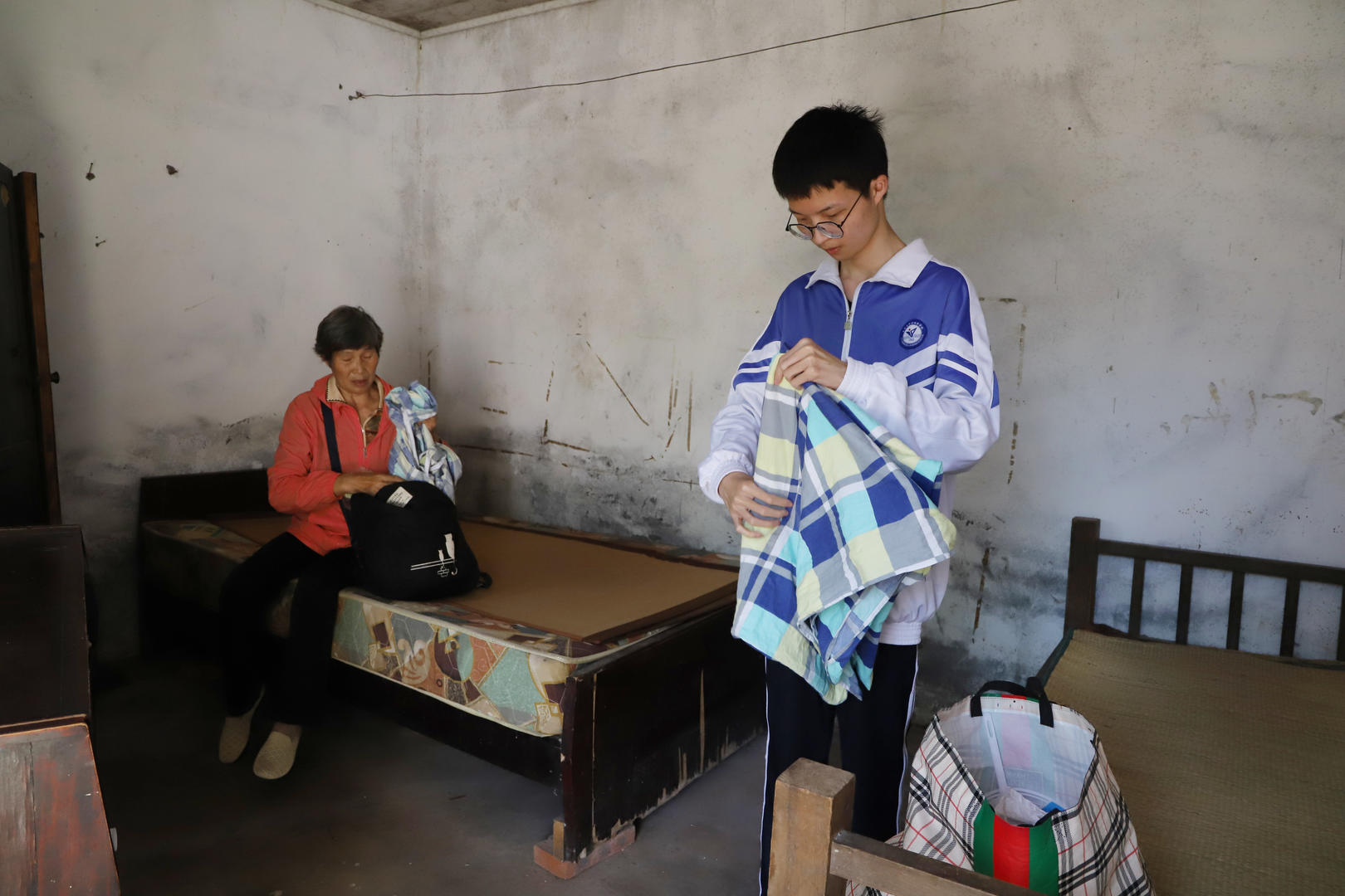 自贡“玻璃男孩”殷悦翔获高考物理类560分：别说读书太苦，那是我看世界的路