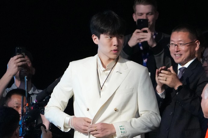 杨瀚森高中教练：他很谦虚&球商很高，训练中经常主动加练