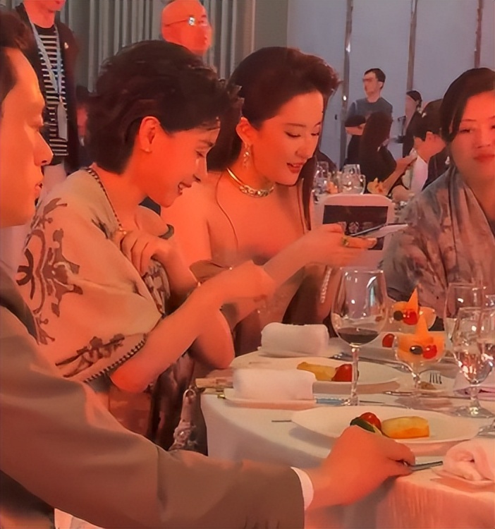 刘亦菲亮相白玉兰晚会，吃饭前先拿手机拍食物冲上热搜，马伊琍杨紫缺席