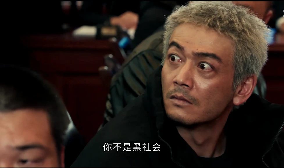 01 第一眼真不敢认，这是在刘涛面前插科打诨，大秀身材的油腻小包总。 《以法之名》开播，被杨烁的造型镇住了。 微黄的短发，黢黑的脸颊，灰白的唇色，满脸胡渣，却盖不住眼里的精明，在众人混乱的争吵声中，慢慢积攒了怒气。 这次，杨烁饰演的是一