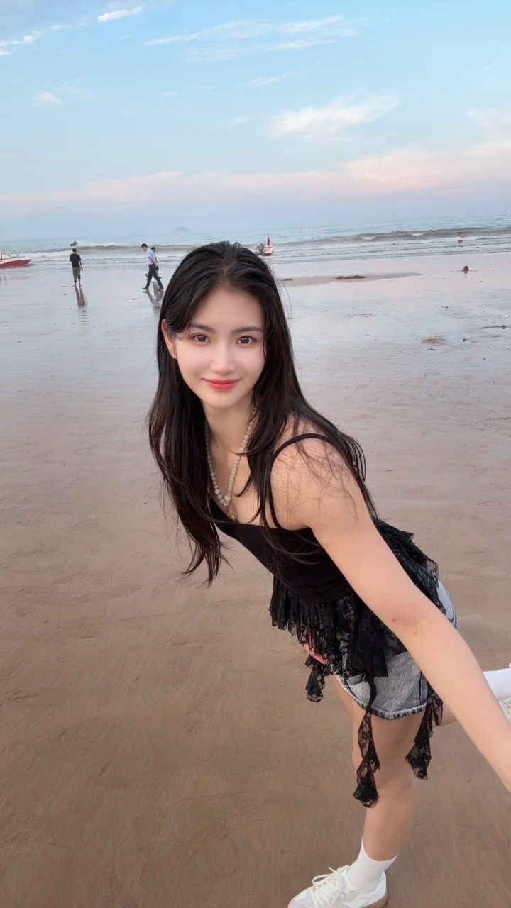 甜美！夏思凝晒多张海边度假照：首先你要快乐，其次都是其次