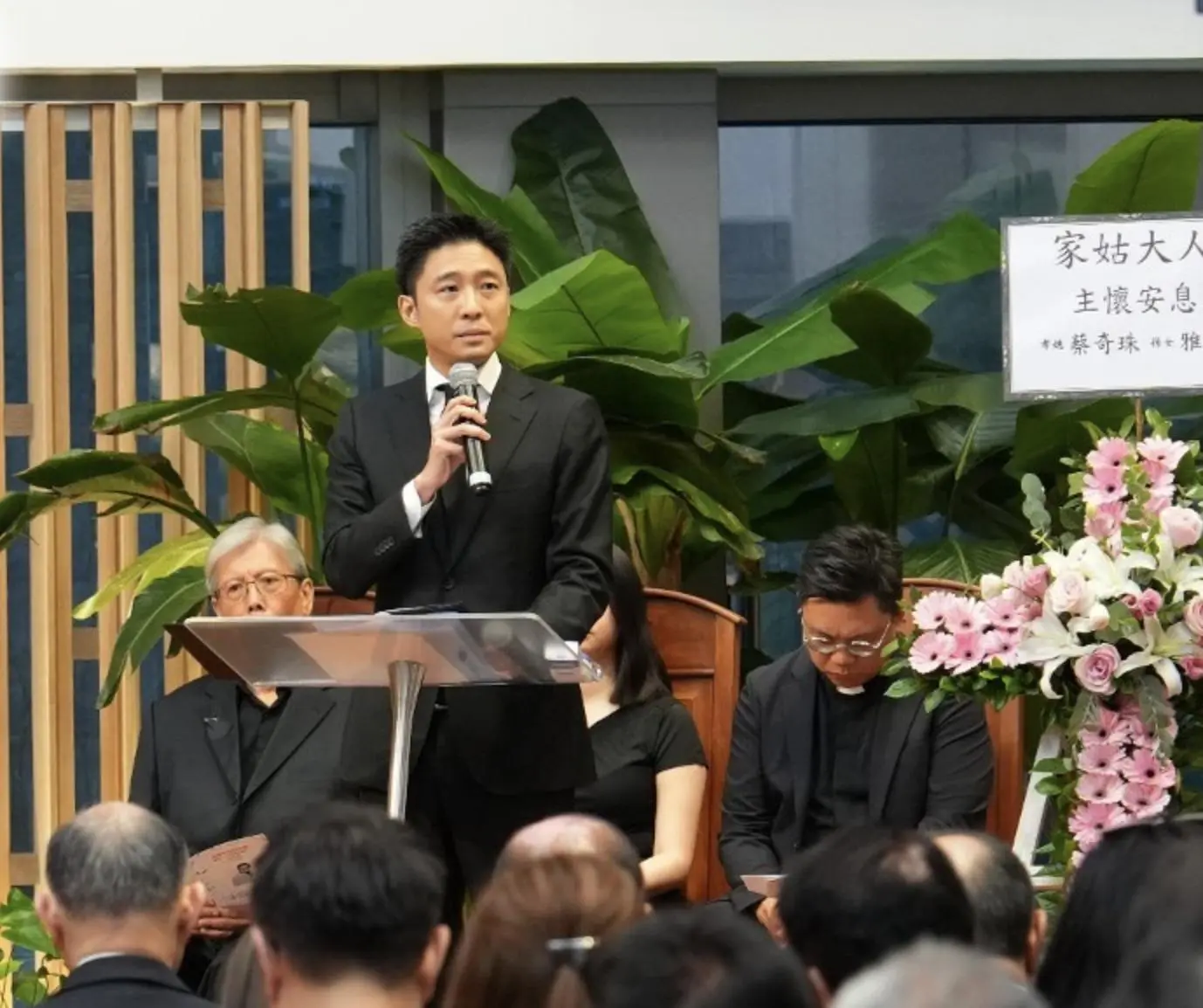 香港女足之母出殡霍震寰扶灵，霍启山到场默哀鞠躬，霍震霆送花圈