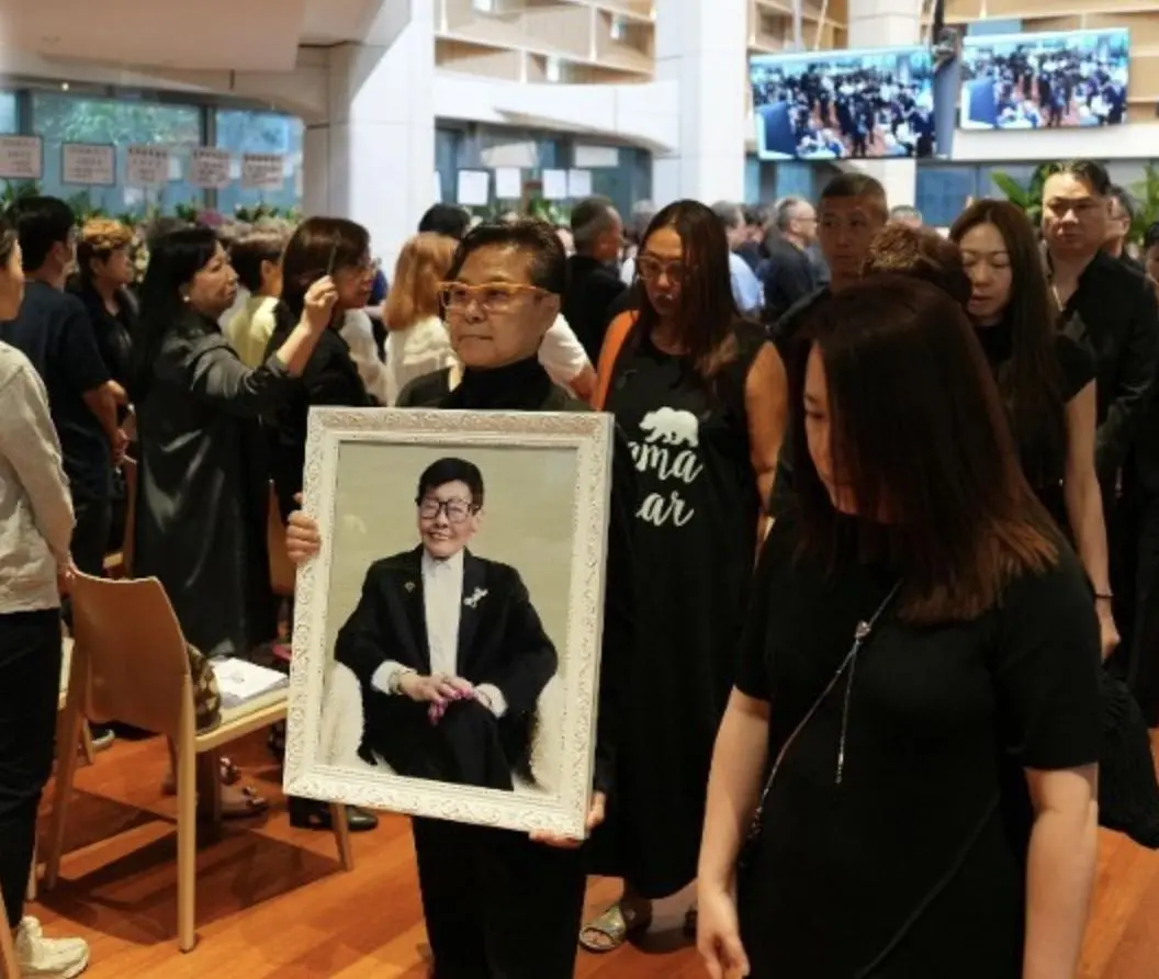 香港女足之母出殡霍震寰扶灵，霍启山到场默哀鞠躬，霍震霆送花圈
