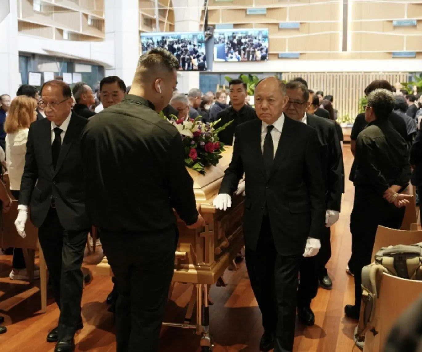 香港女足之母出殡霍震寰扶灵，霍启山到场默哀鞠躬，霍震霆送花圈
