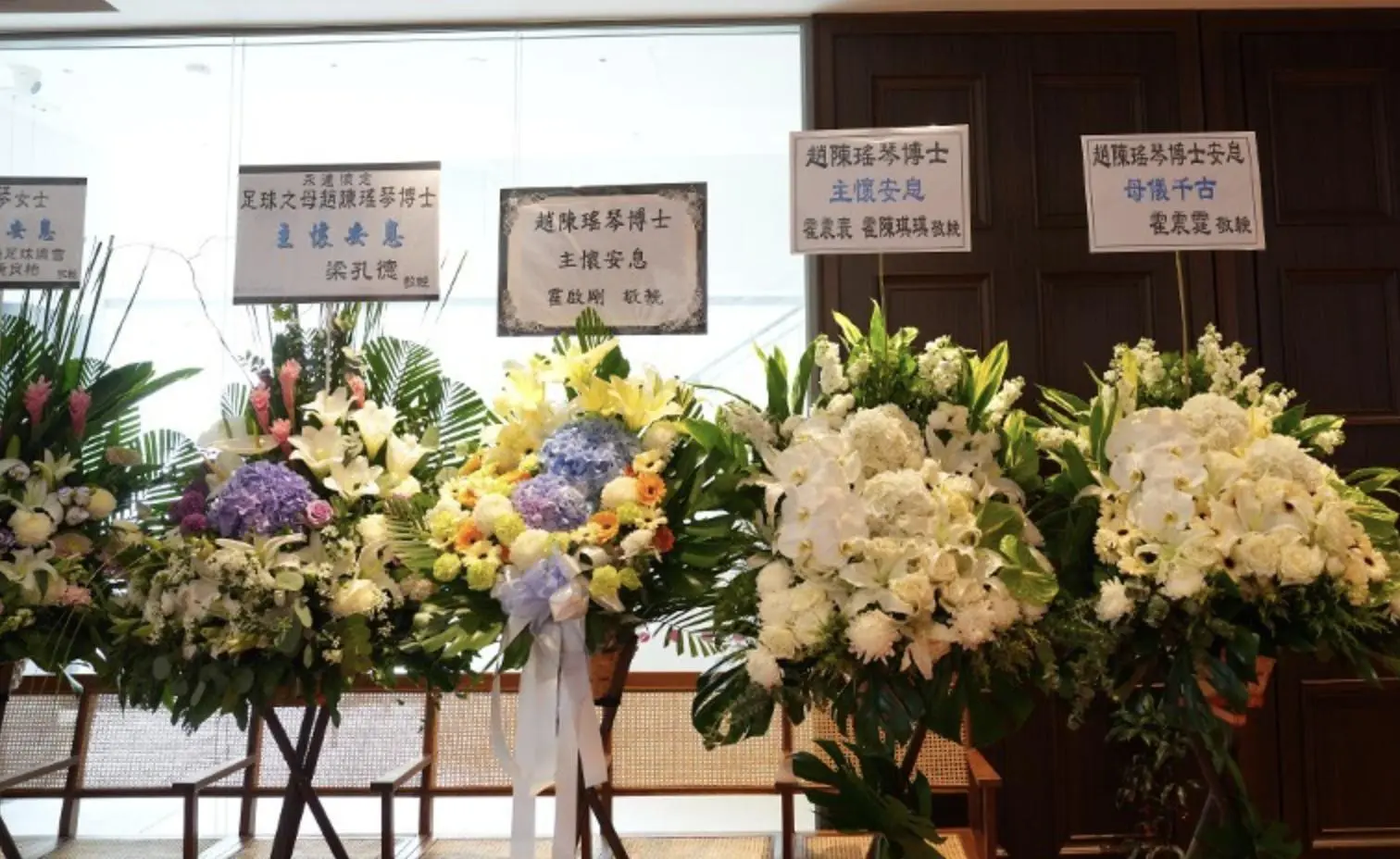 香港女足之母出殡霍震寰扶灵，霍启山到场默哀鞠躬，霍震霆送花圈