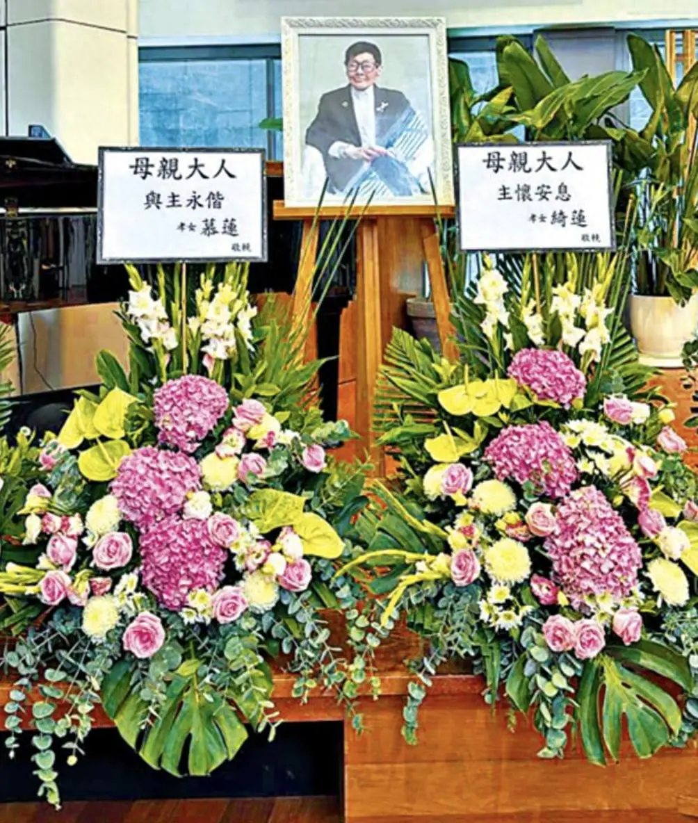 香港女足之母出殡霍震寰扶灵，霍启山到场默哀鞠躬，霍震霆送花圈