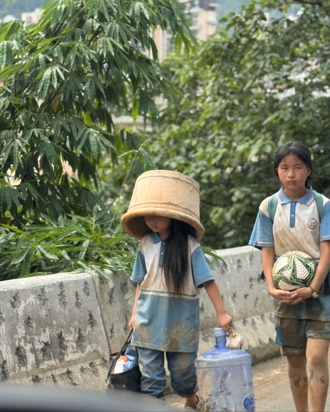 “村超”发源地贵州榕江遭洪水，女孩回应手抱足球撤离：捡来的，技术菜，想带回去练练