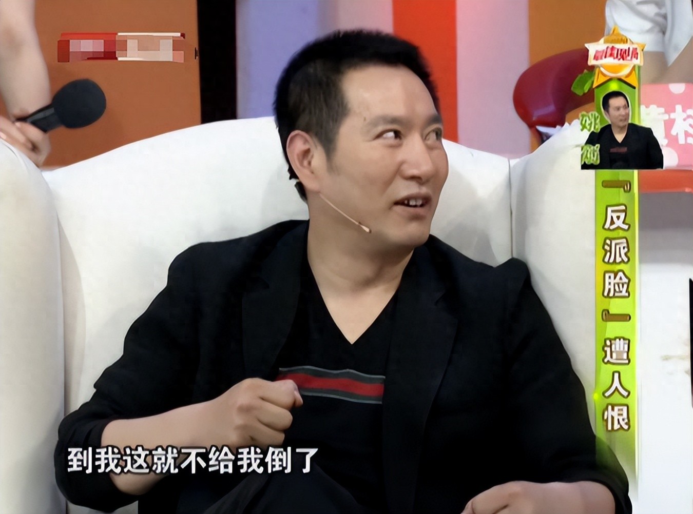 娱乐圈最“招人恨”的男人非姚刚莫属！ 他把《罪域》里的兆辉煌演得阴毒狠辣，综艺现场服务员端茶时直接绕开他。 亲爹追剧后更慌了，连夜打电话确认："你没真犯法吧？"  当全网都在嘲他 "戏里是恶人，戏外是孤家寡人"。 这个手握千万豪宅的55