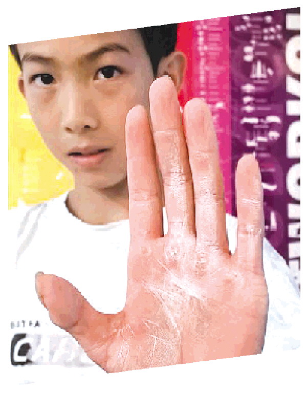 12岁少年爱玩街头极限健身