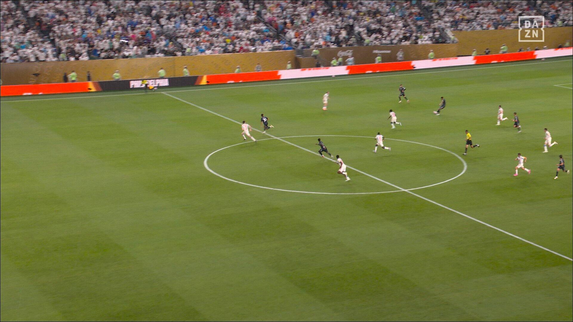 半场-皇马暂2-0萨尔茨堡红牛 维尼修斯传射巴尔韦德建功