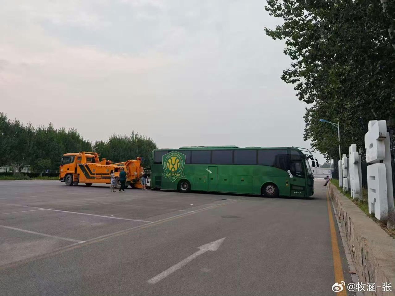 网传图：北京国安球员大巴疑被贴封条被拖车拖走