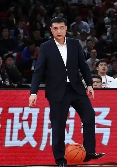 闵鹿蕾遭到弃用，北控队总教练人选已经确定，5名球员已确定离队