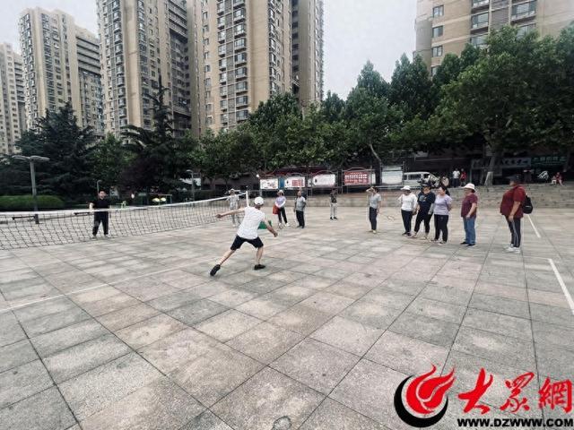 市北区水清沟街道河清路社区举办“‘羽’邻相约，乐在当夏”羽毛球友谊赛活动